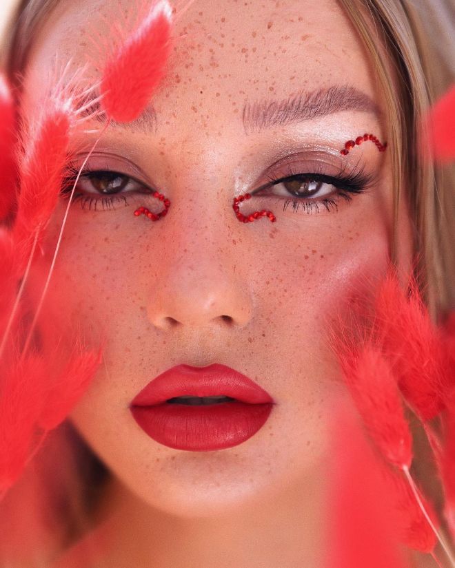 Get Inspired With These Sparkly Christmas Makeup Ideas