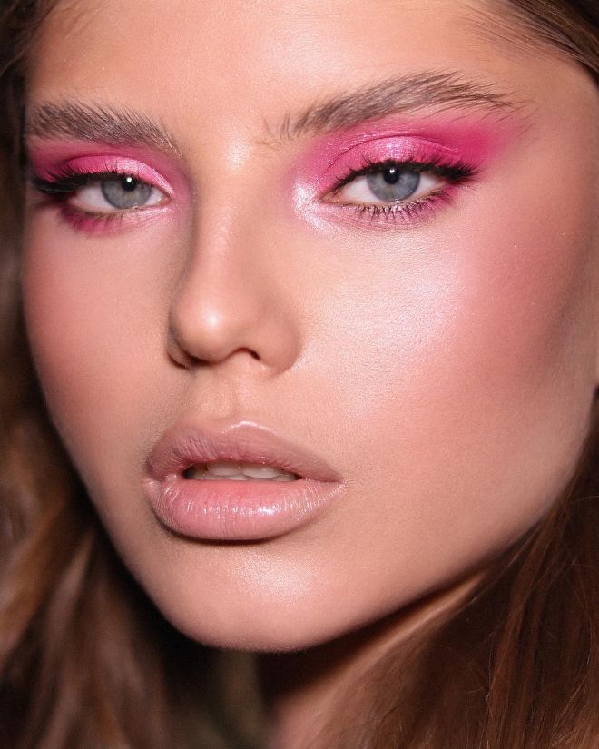 Obsession over neutrals and nudes is gone; it's time to try pink eyeshadow 1