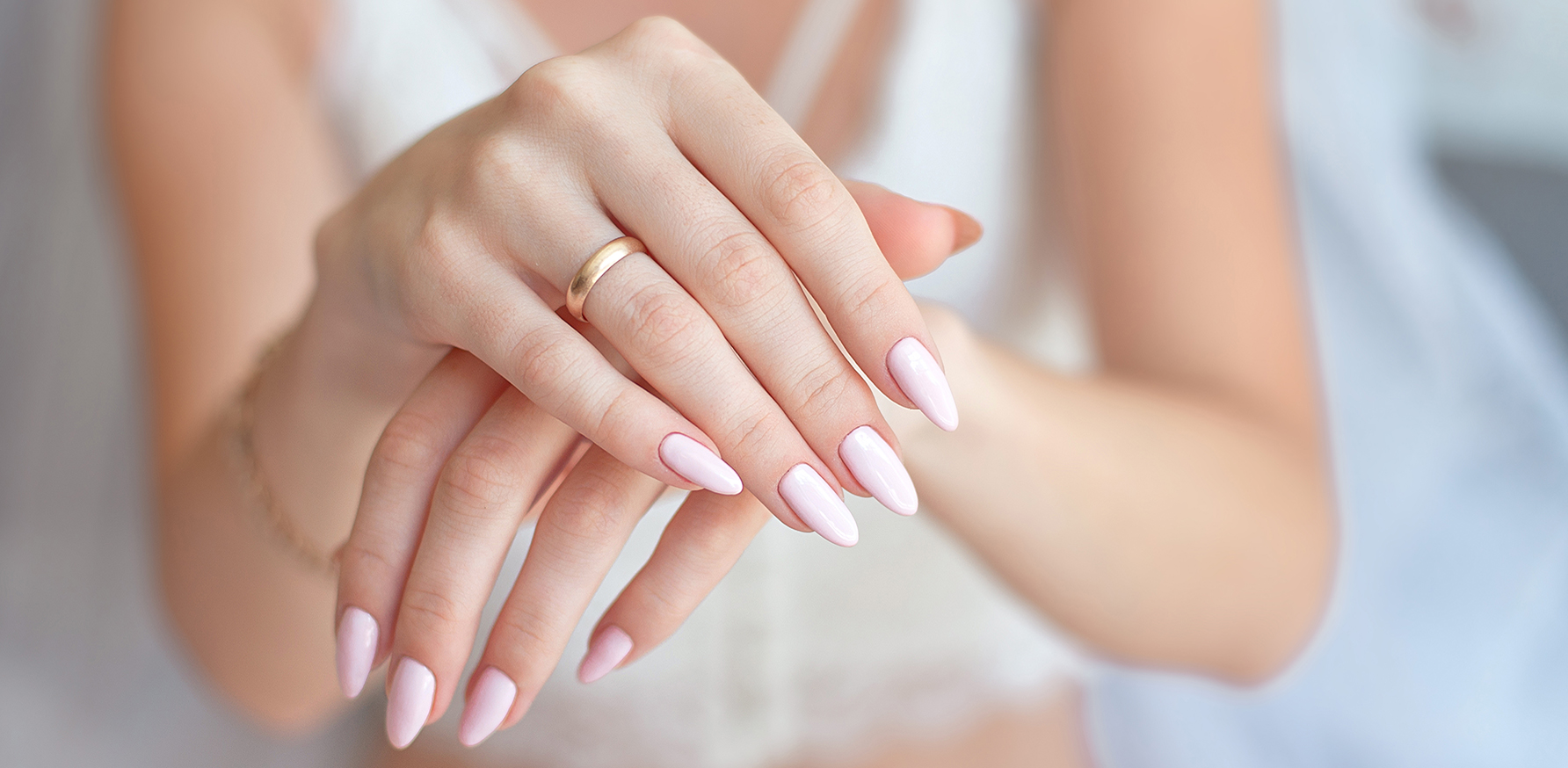 romantic-manicure-ideas-for-valentines-day-woman-with-light-pink-nails