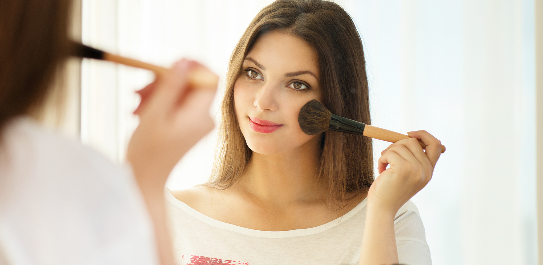 sustainable-makeup-beauty-woman-applying-her-makeup